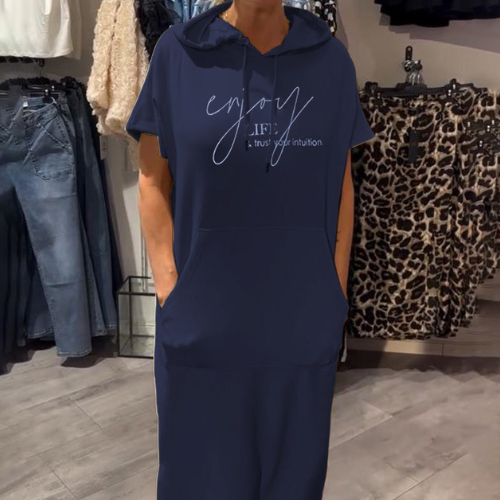 "Sásquia - Elegantna casual haljina s kapuljačom" može se preformulirati kao "Sásquia - Stylish casual haljina s kapuljačom".