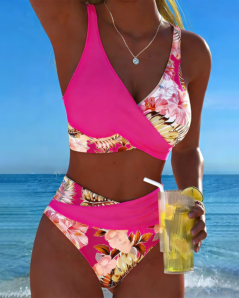 Bikini s kontrastnim cvjetnim uzorkom i izrezom