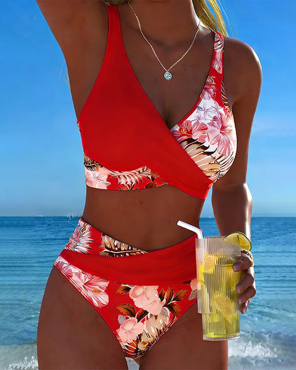 Bikini s kontrastnim cvjetnim uzorkom i izrezom