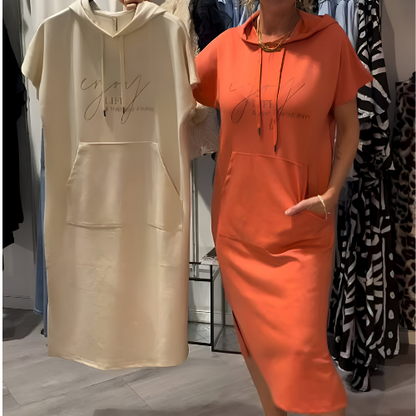 "Sásquia - Elegantna casual haljina s kapuljačom" može se preformulirati kao "Sásquia - Stylish casual haljina s kapuljačom".