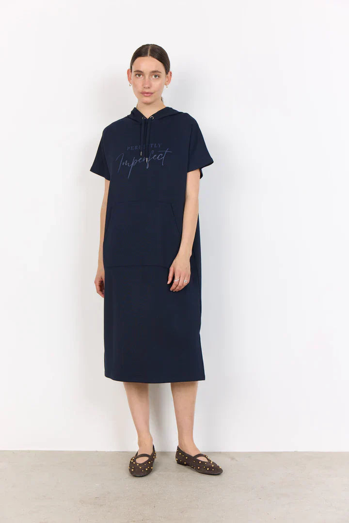 "Sásquia - Elegantna casual haljina s kapuljačom" može se preformulirati kao "Sásquia - Stylish casual haljina s kapuljačom".