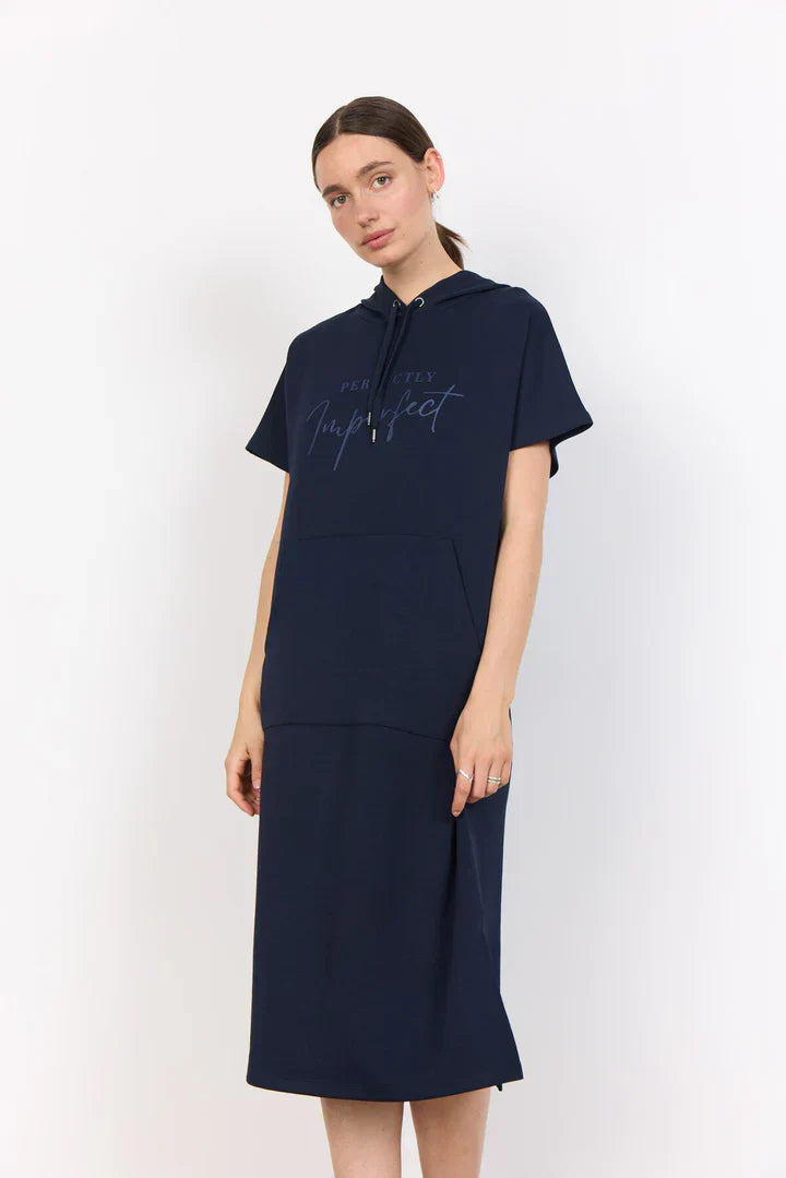 "Sásquia - Elegantna casual haljina s kapuljačom" može se preformulirati kao "Sásquia - Stylish casual haljina s kapuljačom".