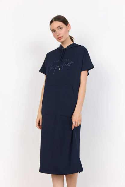 "Sásquia - Elegantna casual haljina s kapuljačom" može se preformulirati kao "Sásquia - Stylish casual haljina s kapuljačom".