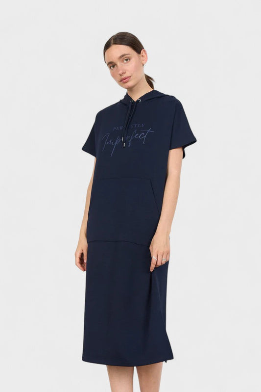 "Sásquia - Elegantna casual haljina s kapuljačom" može se preformulirati kao "Sásquia - Stylish casual haljina s kapuljačom".