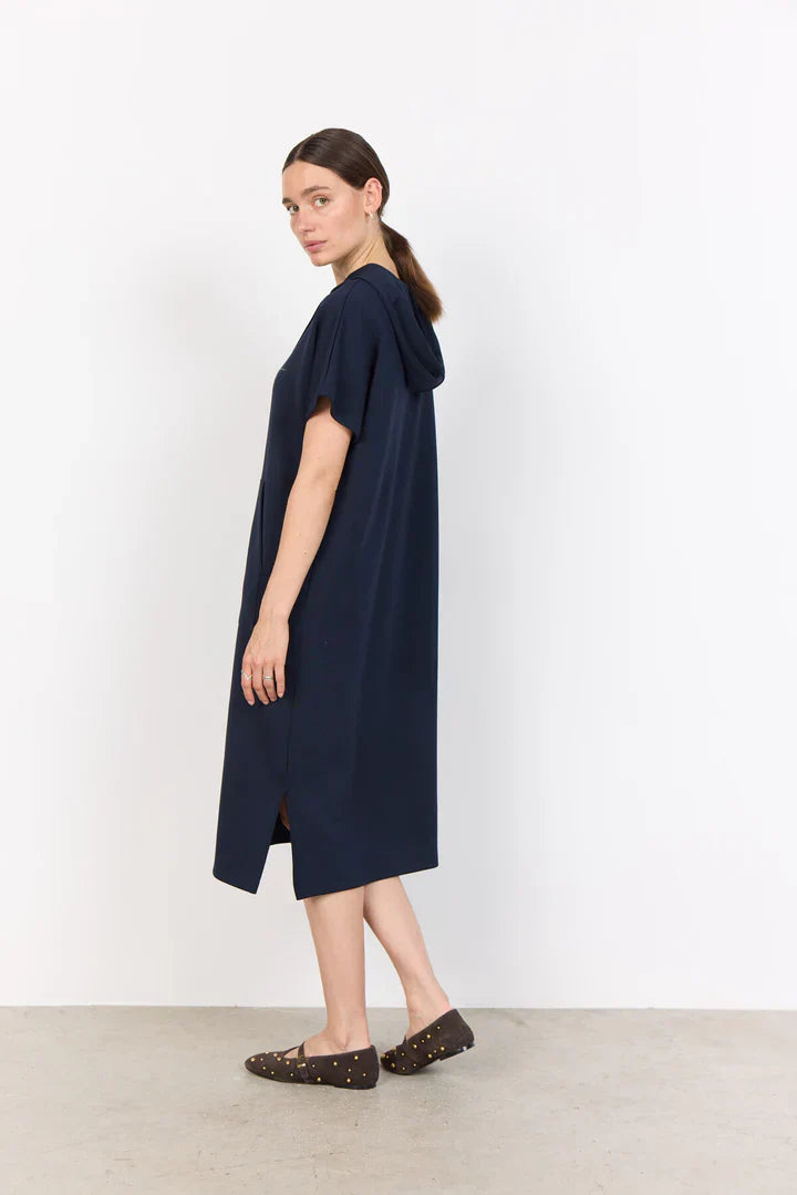 "Sásquia - Elegantna casual haljina s kapuljačom" može se preformulirati kao "Sásquia - Stylish casual haljina s kapuljačom".