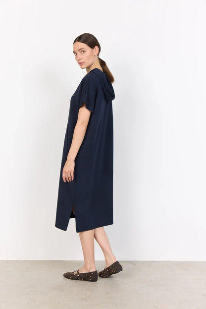 "Sásquia - Elegantna casual haljina s kapuljačom" može se preformulirati kao "Sásquia - Stylish casual haljina s kapuljačom".