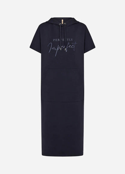 "Sásquia - Elegantna casual haljina s kapuljačom" može se preformulirati kao "Sásquia - Stylish casual haljina s kapuljačom".