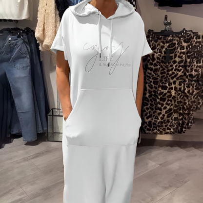 "Sásquia - Elegantna casual haljina s kapuljačom" može se preformulirati kao "Sásquia - Stylish casual haljina s kapuljačom".