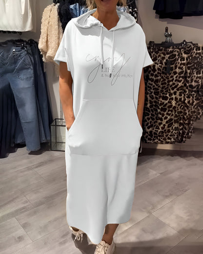 "Sásquia - Elegantna casual haljina s kapuljačom" može se preformulirati kao "Sásquia - Stylish casual haljina s kapuljačom".