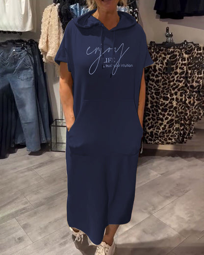 "Sásquia - Elegantna casual haljina s kapuljačom" može se preformulirati kao "Sásquia - Stylish casual haljina s kapuljačom".