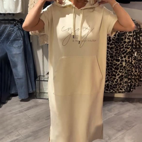 "Sásquia - Elegantna casual haljina s kapuljačom" može se preformulirati kao "Sásquia - Stylish casual haljina s kapuljačom".