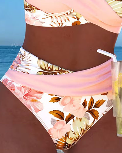 Bikini s kontrastnim cvjetnim uzorkom i izrezom