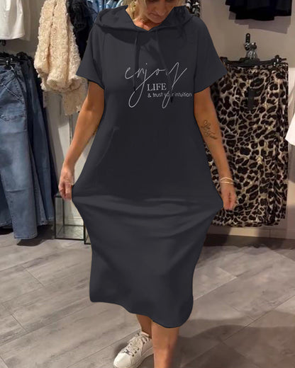 "Sásquia - Elegantna casual haljina s kapuljačom" može se preformulirati kao "Sásquia - Stylish casual haljina s kapuljačom".