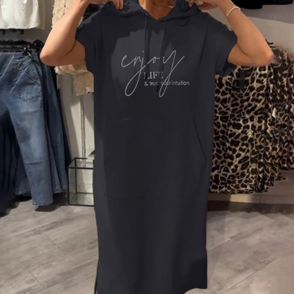 "Sásquia - Elegantna casual haljina s kapuljačom" može se preformulirati kao "Sásquia - Stylish casual haljina s kapuljačom".