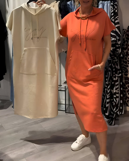 "Sásquia - Elegantna casual haljina s kapuljačom" može se preformulirati kao "Sásquia - Stylish casual haljina s kapuljačom".