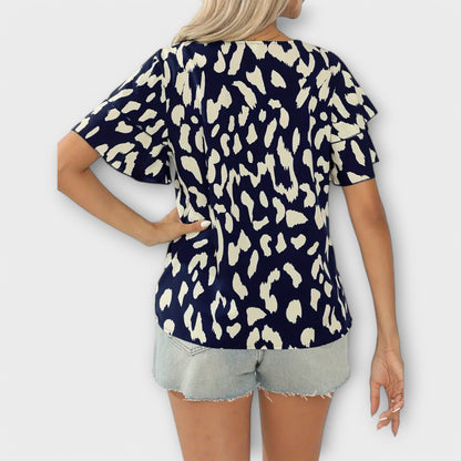 Evelyn - Casual Bluza s Okruglim Izrezom" can be rewritten as "Evelyn - Casual Top with Round Neckline.