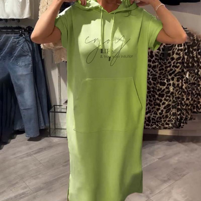 "Sásquia - Elegantna casual haljina s kapuljačom" može se preformulirati kao "Sásquia - Stylish casual haljina s kapuljačom".