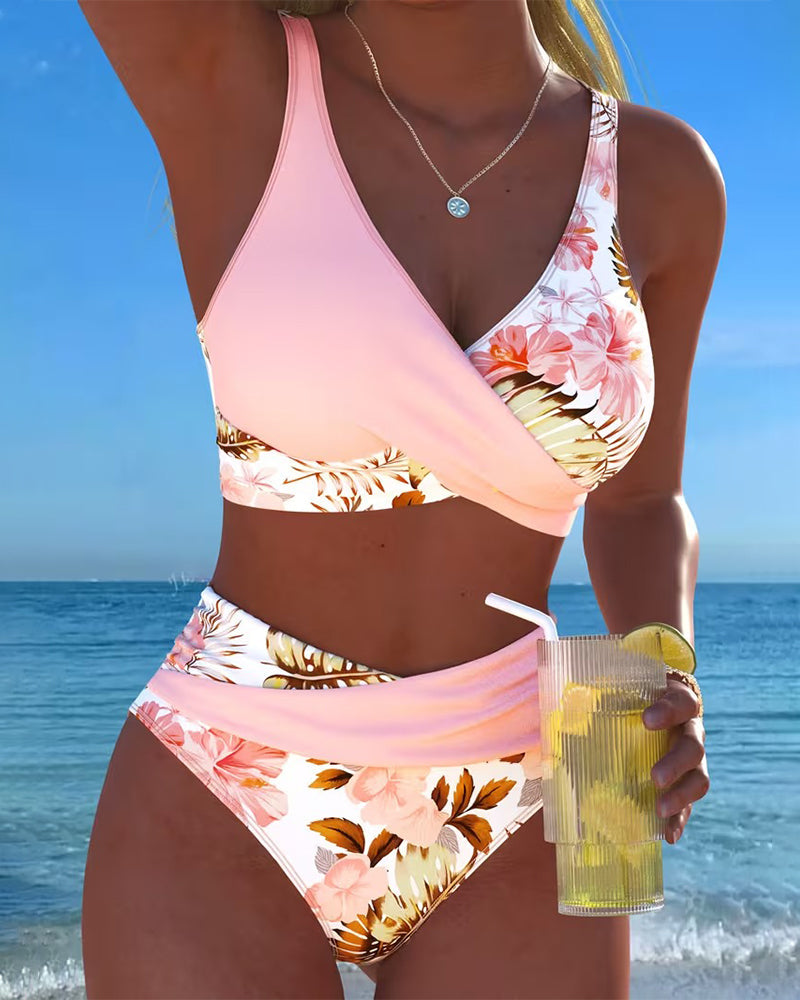 Bikini s kontrastnim cvjetnim uzorkom i izrezom