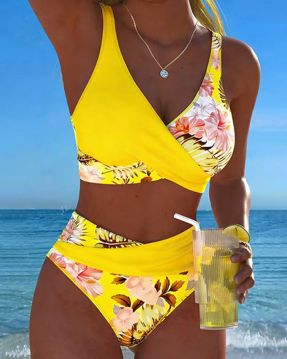 Bikini s kontrastnim cvjetnim uzorkom i izrezom