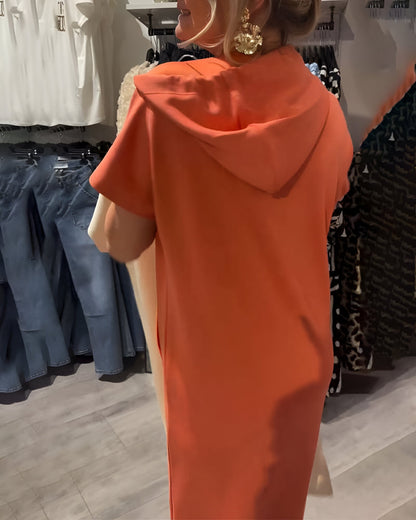 "Sásquia - Elegantna casual haljina s kapuljačom" može se preformulirati kao "Sásquia - Stylish casual haljina s kapuljačom".