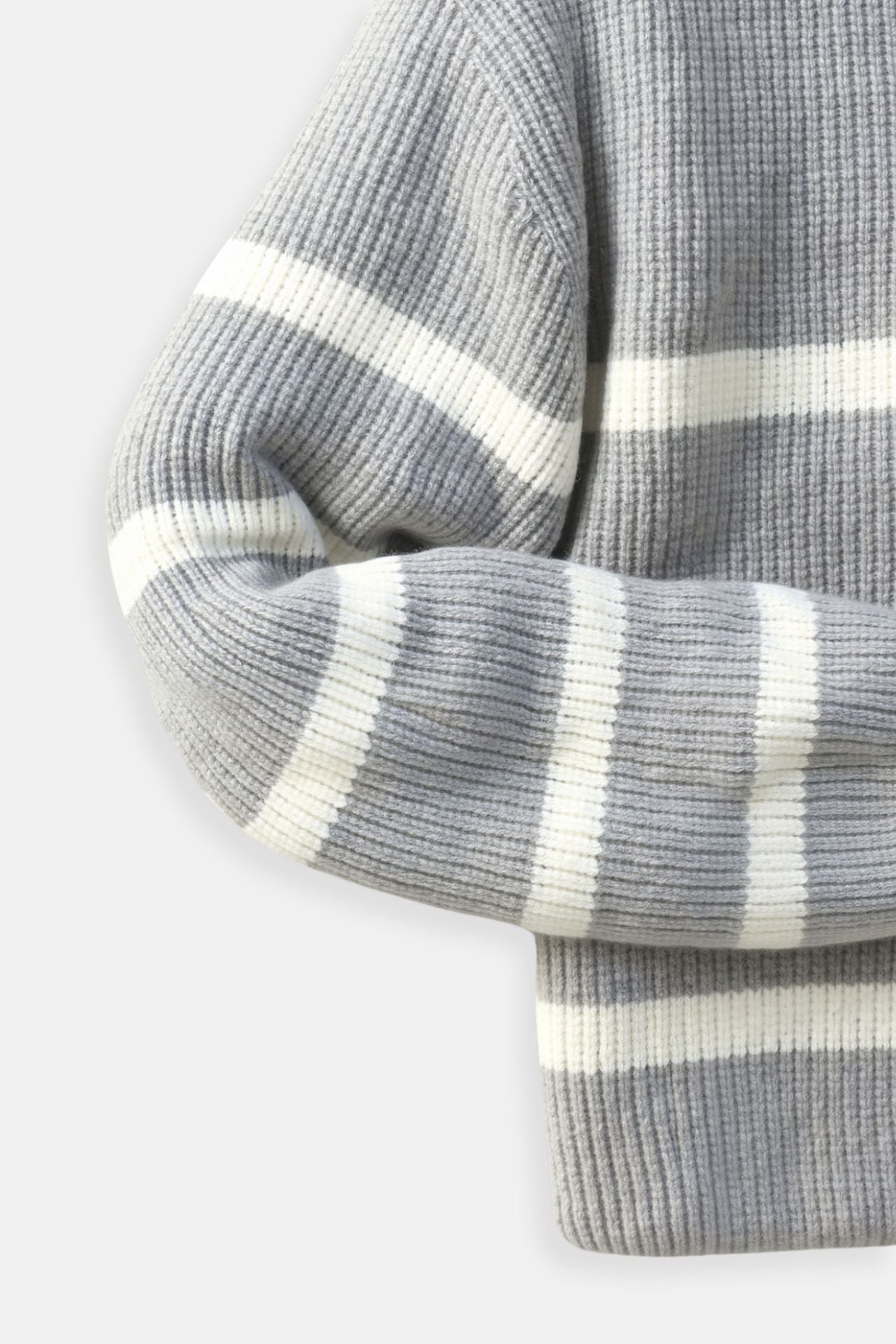 "Constantino - Prugasti Pulover s Polu-Zipom" can be rewritten as "Constantino - Prugasti Pulover s Polu-Zip Zatvaračem".