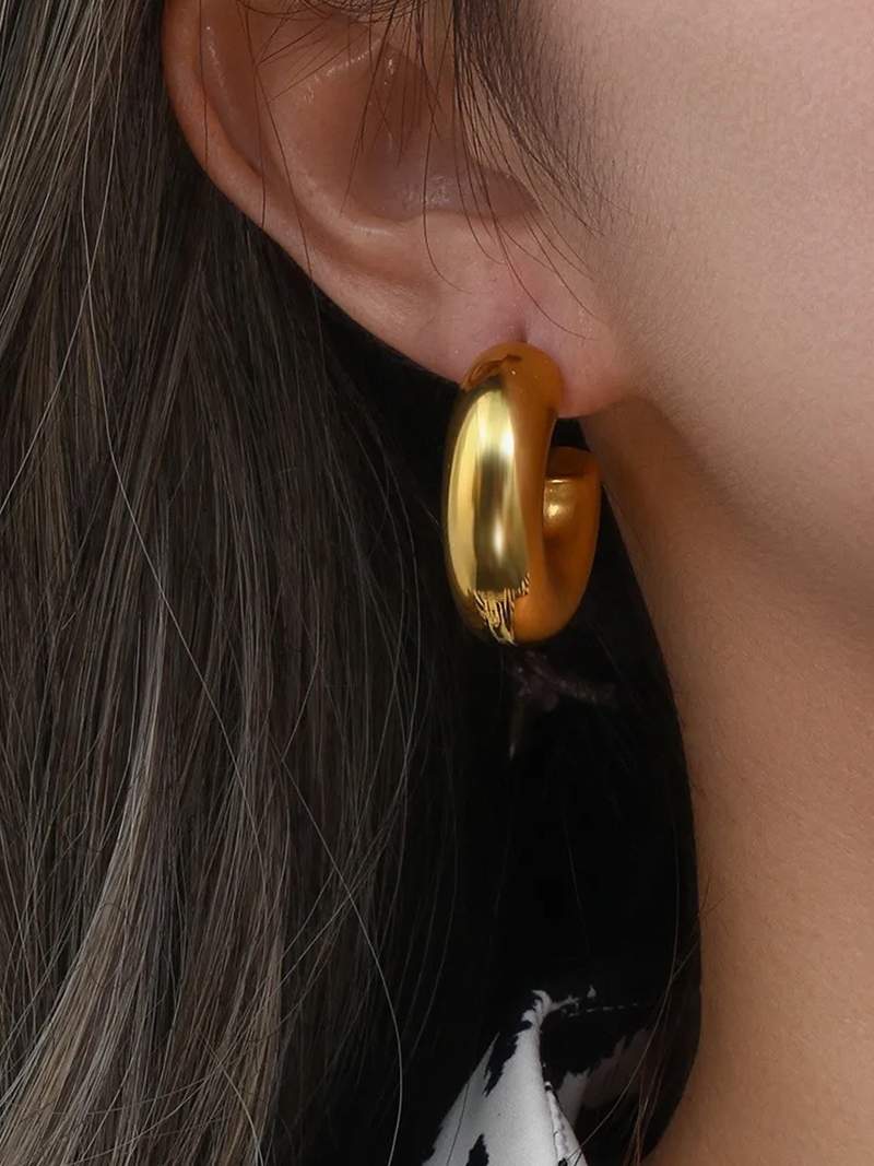 Debele Okrugle Naušnice" can be rewritten as "Chunky Round Earrings.