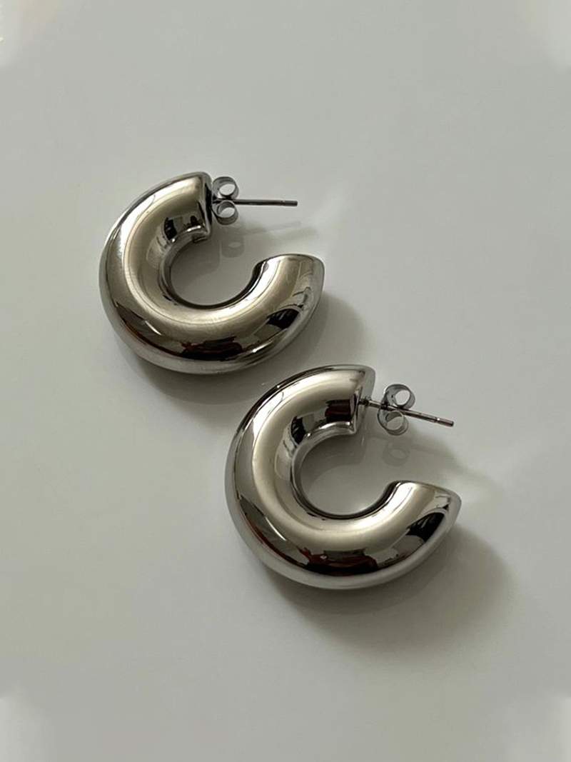 Debele Okrugle Naušnice" can be rewritten as "Chunky Round Earrings.
