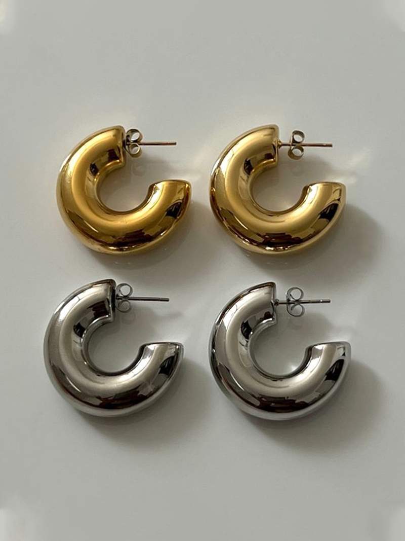 Debele Okrugle Naušnice" can be rewritten as "Chunky Round Earrings.