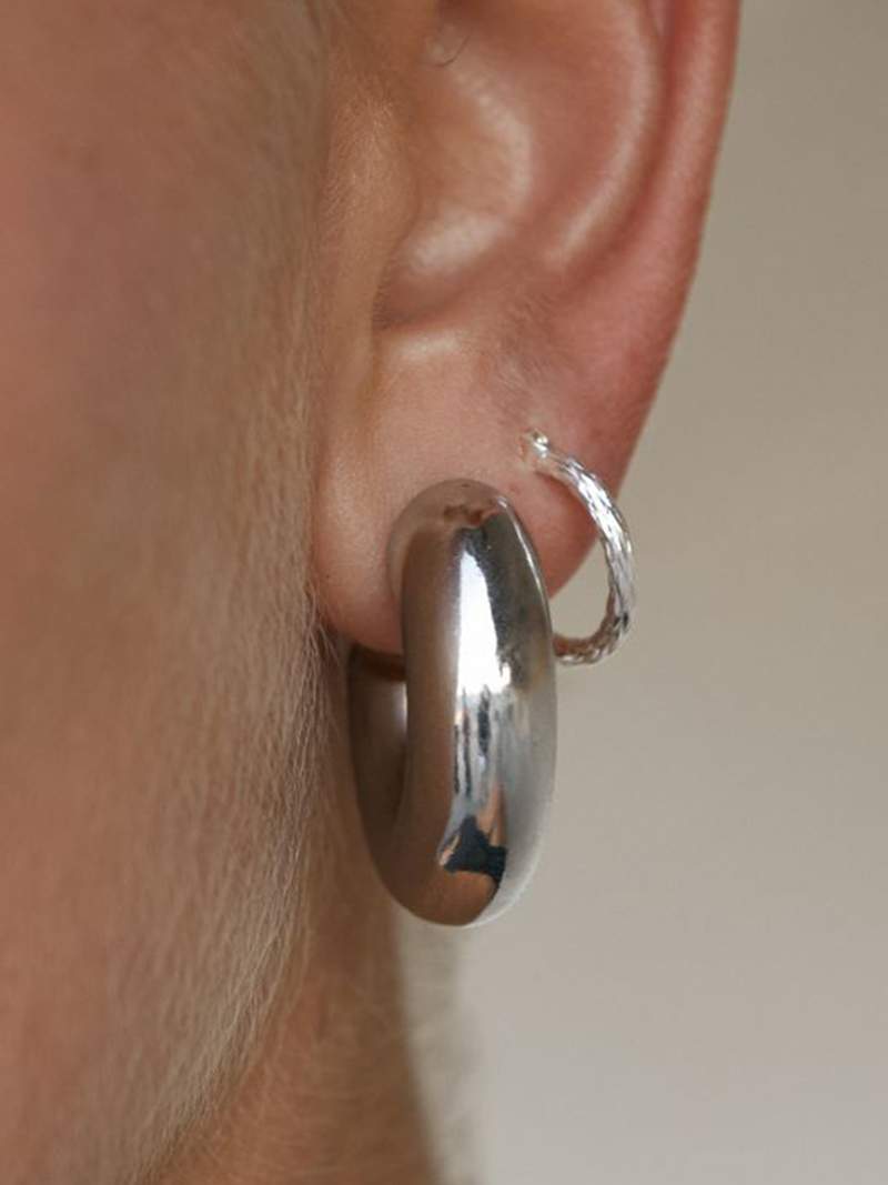 Debele Okrugle Naušnice" can be rewritten as "Chunky Round Earrings.
