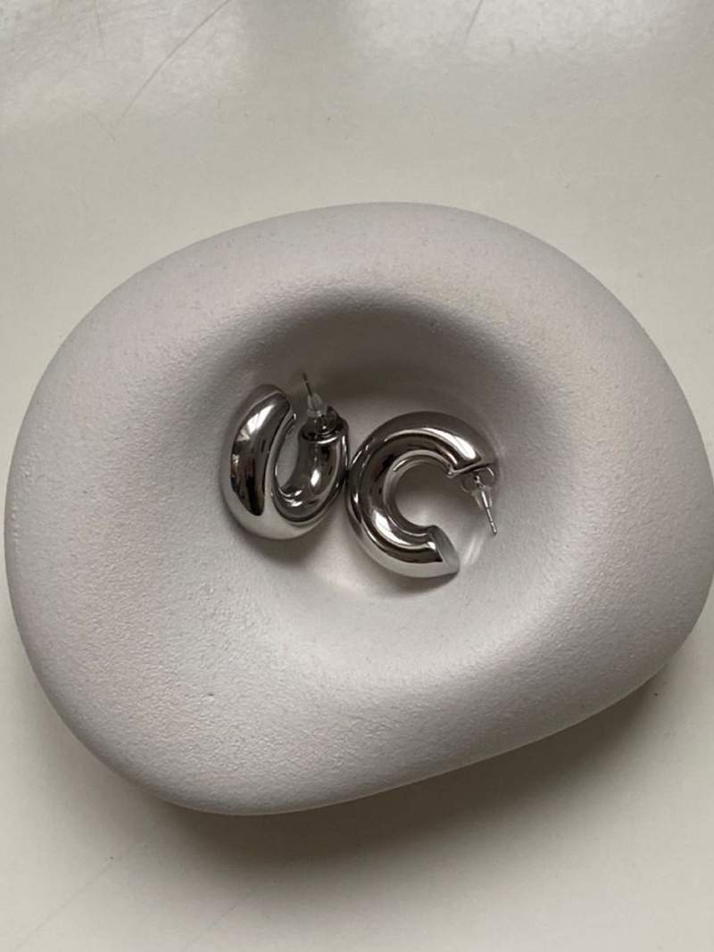Debele Okrugle Naušnice" can be rewritten as "Chunky Round Earrings.