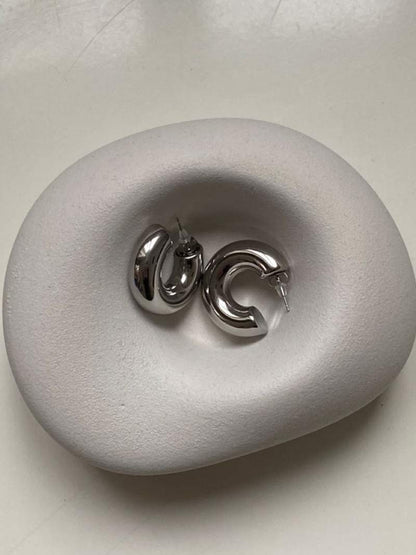 Debele Okrugle Naušnice" can be rewritten as "Chunky Round Earrings.
