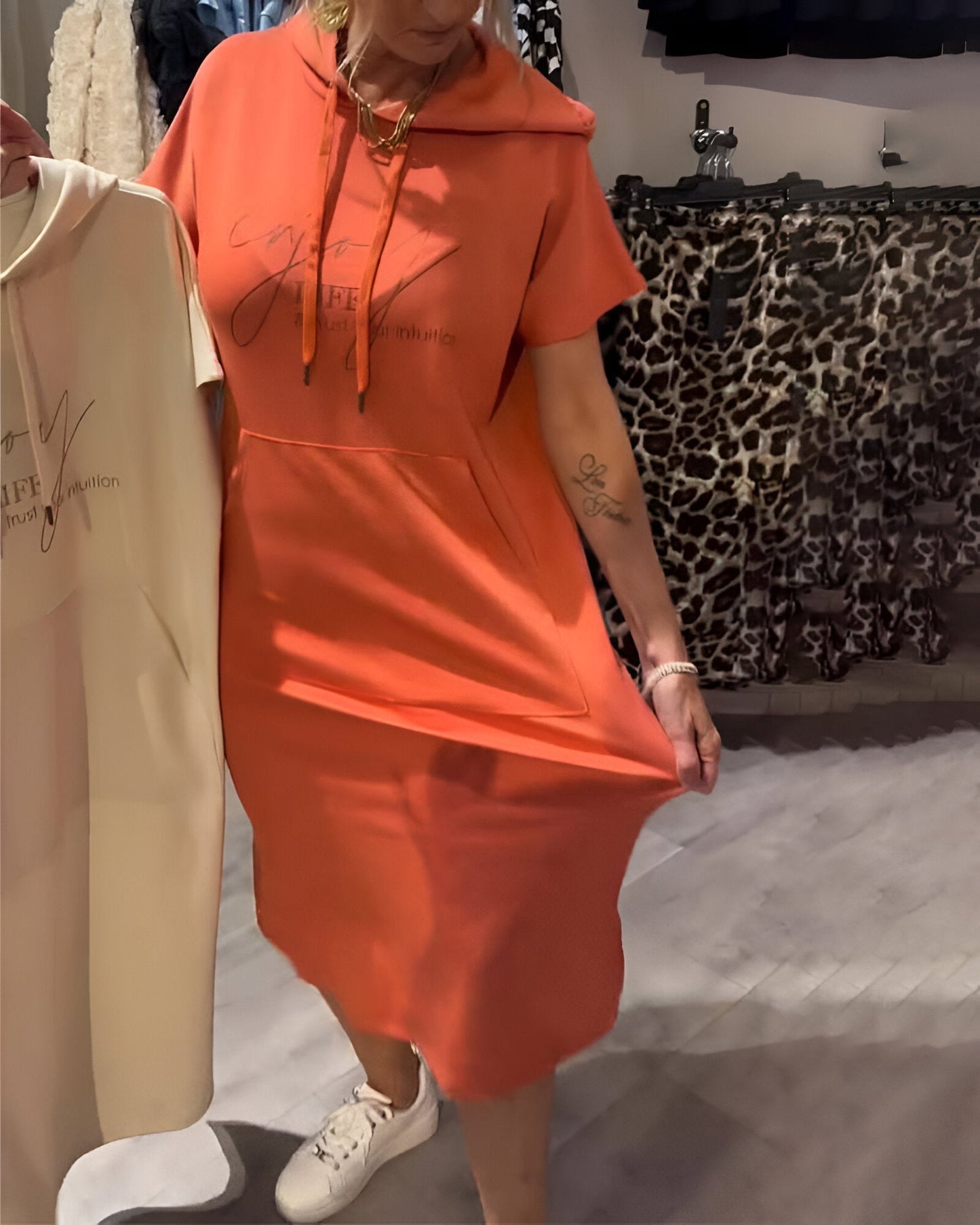 "Sásquia - Elegantna casual haljina s kapuljačom" može se preformulirati kao "Sásquia - Stylish casual haljina s kapuljačom".
